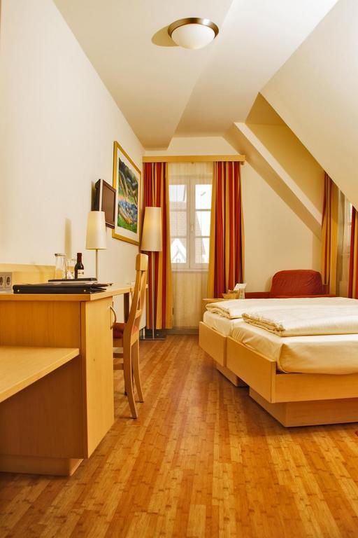 Hotel Gasthof Zum Ochsen Эинген Экстерьер фото