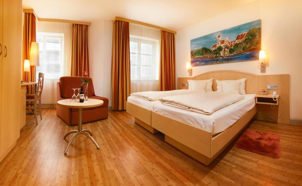 Hotel Gasthof Zum Ochsen Эинген Экстерьер фото