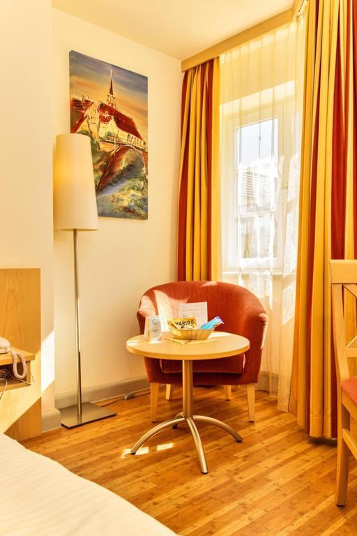 Hotel Gasthof Zum Ochsen Эинген Экстерьер фото