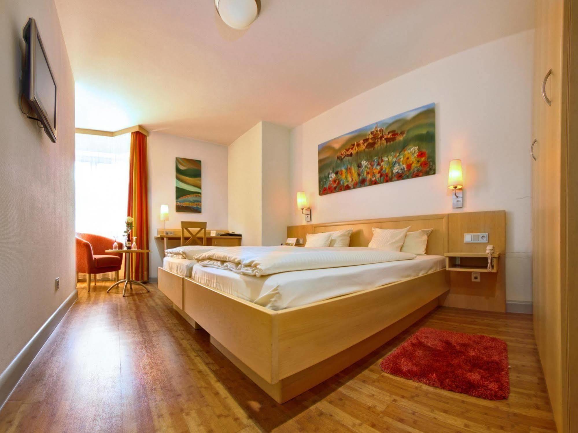 Hotel Gasthof Zum Ochsen Эинген Экстерьер фото