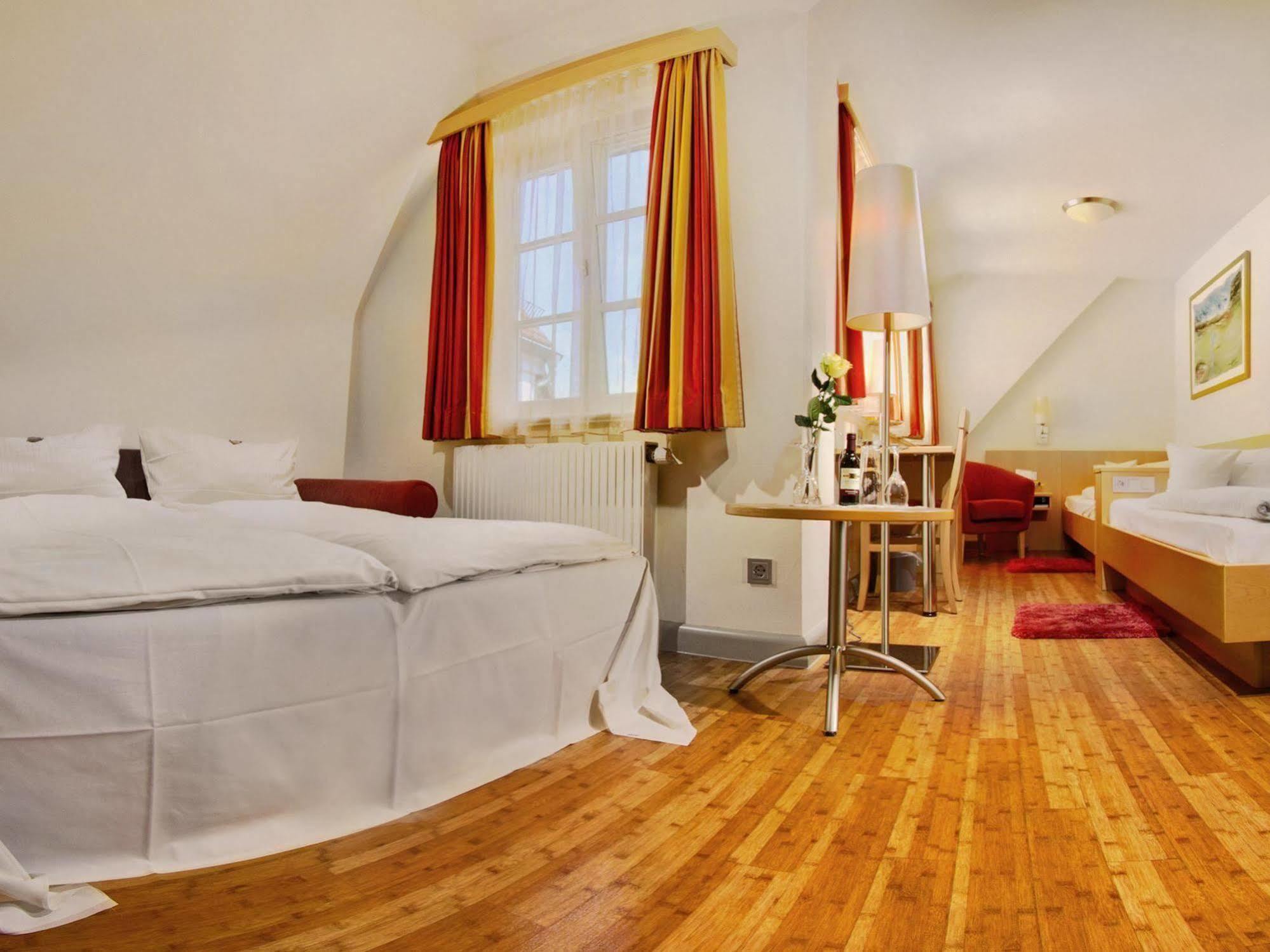 Hotel Gasthof Zum Ochsen Эинген Экстерьер фото